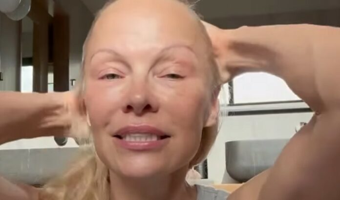 Pamela Anderson mostra la sua beauty routine senza trucco