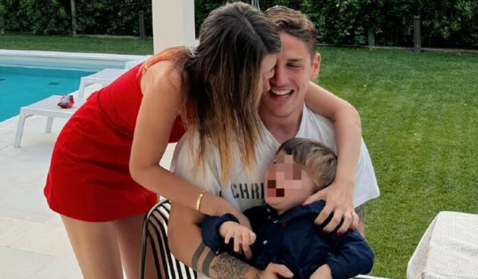 Nicolò Zaniolo e Sara Scaperrotta di nuovo felici: dopo la rottura poco prima del parto, sono tornati insieme e si mostrano col loro piccolo