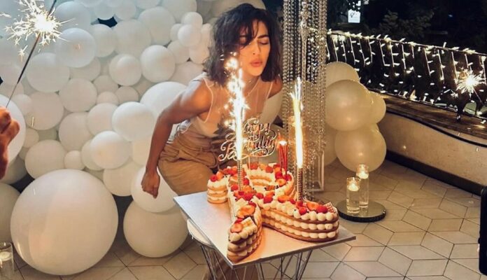 Rocio Munoz Morales festeggia 36 anni Raoul Bova e gli amici