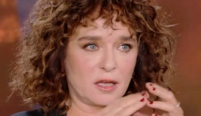 ''Con Riccardo Scamarcio ci si vuole molto bene'': Valeria Golino parla del rapporto col famoso ex e anche del nuovo fidanzato con 24 anni meno di lei