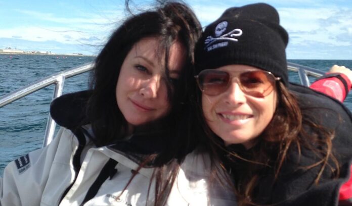 ''Ho un vuoto nel petto, ti amo sorella'': l’addio a Shannen Doherty dell’amica e collega di ‘Streghe’ Holly Marie Combs