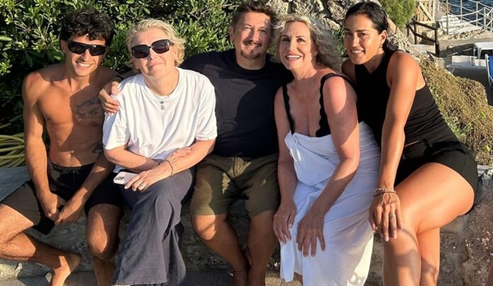 Antonella Clerici torna a farsi vedere dopo la convalescenza seguita all'operazione chirurgica d'urgenza: la foto sul set