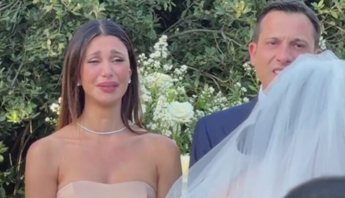 Belen Rodriguez piange a dirotto durante il matrimonio della sorella Cecilia
