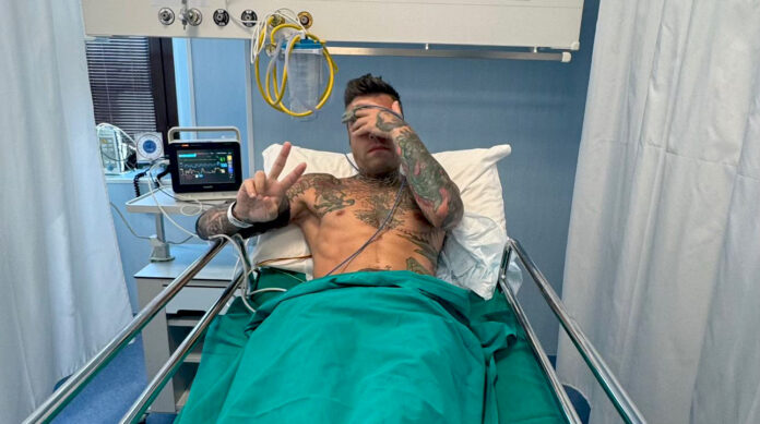 Fedez di nuovo ricoverato per un’emorragia interna, pubblica foto in ospedale e spiega di aver rischiato ancora di morire
