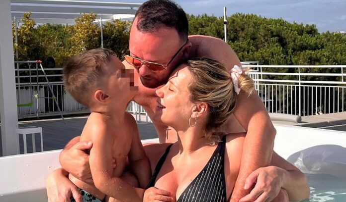 Gigi D'Alessio e la compagna incinta si godono l'estate in costume in piscina in attesa del secondo figlio in arrivo: guarda
