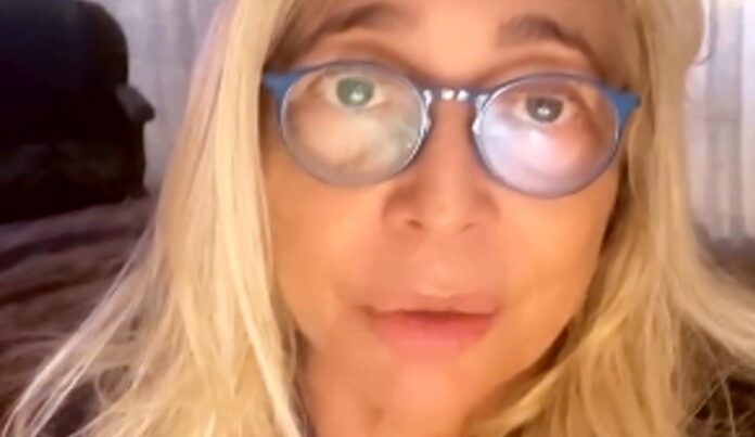 ''Manco sapevo come si facevano i bambini'': Mara Venier racconta come rimase subito incinta a soli 17 anni