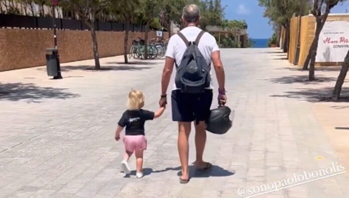 Paolo Bonolis è un nonno tenerissimo con il nipotino Sebastiano a Formentera