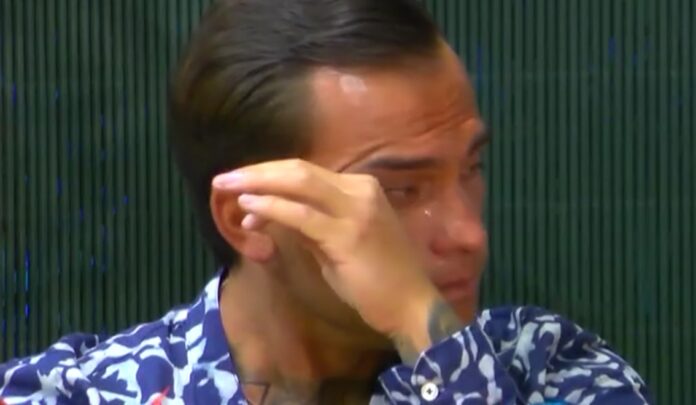 Temptation Island: Raul pazzo di gelosia per Martina vicina a Carlo, prima lancia una sedia, poi piange. Le immagini