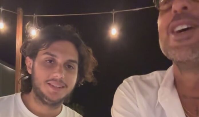 Fabrizio Corona festeggia i 22 anni del figlio Carlos a cena fuori