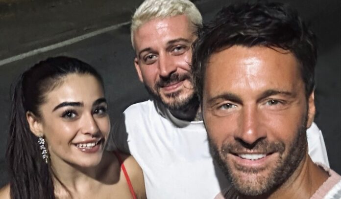 Filippo Bisciglia non perde occasione per andare a trovare i protagonisti dell'ultimo Temptation Island in vacanza: la foto con Siria e Matteo