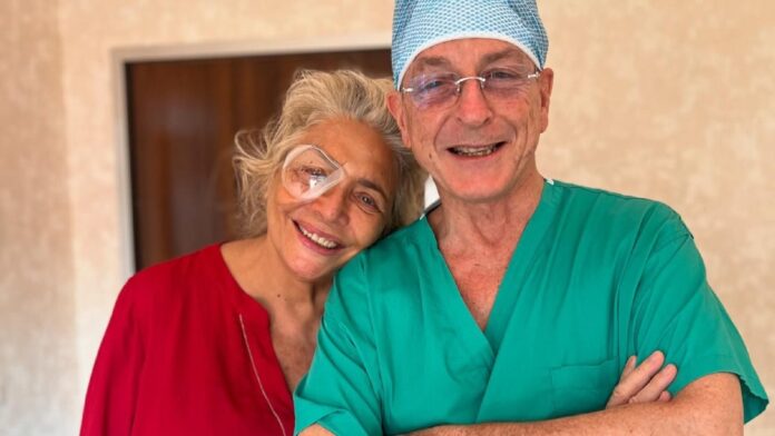''Operata di nuovo'': Mara Venier sotto ai ferri a poche settimane dal primo intervento all'occhio, la foto col chirurgo