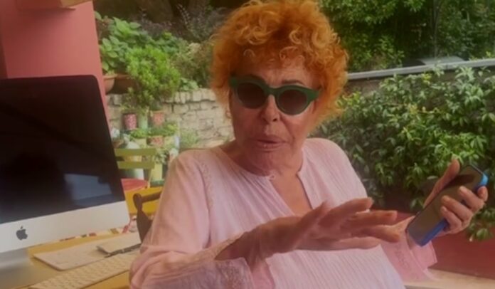 Ornella Vanoni prende in giro il vestito di Chiara Giordano