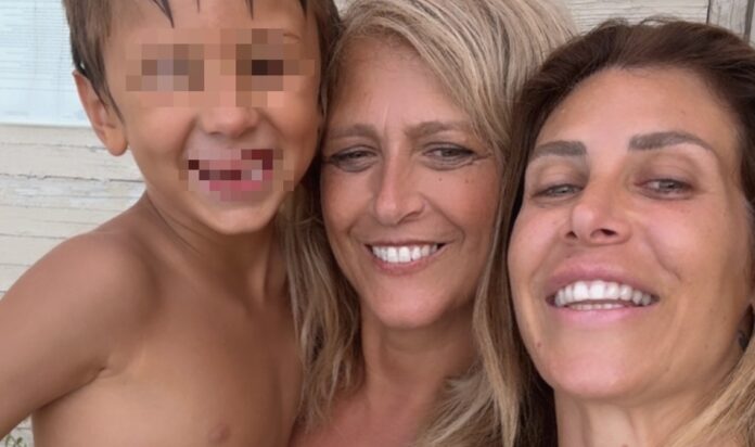 Paola Caruso ha ricucito con la madre biologica: dopo lo strappo dei mesi scorsi la rivede in vacanza in Calabria, foto