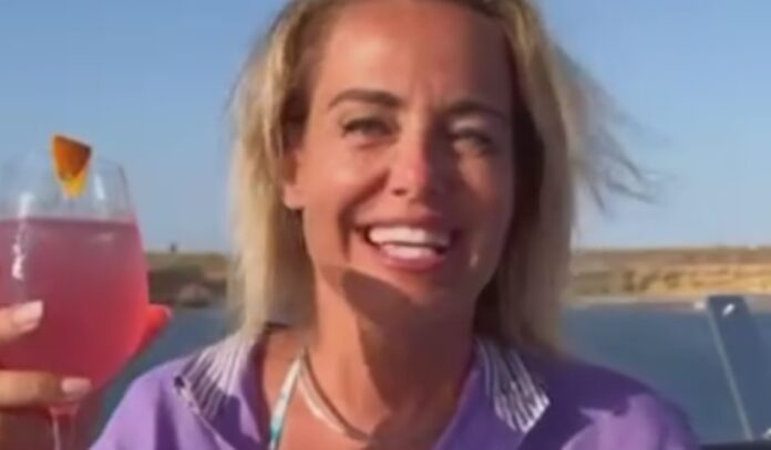 Sonia Bruganelli annuncia la sua partecipazione a Ballando con le Stelle dalla barca al mare: il video col cocktail in mano