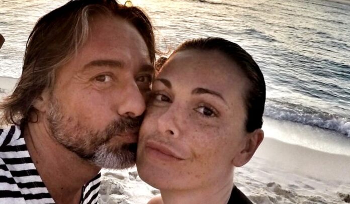 Vanessa Incontrada e il compagno Rossano Laurini, tenero selfie al tramonto in spiaggia: guarda
