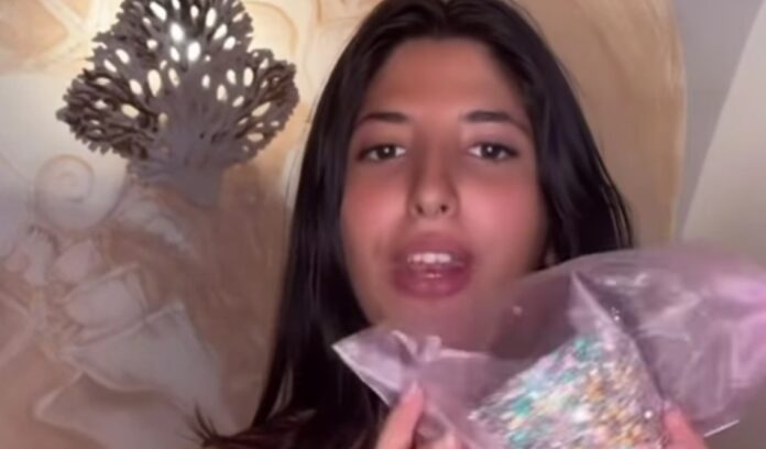 La figlia di Maria Monsè Perla Maria mostra i regali ricevuti per i 18 anni