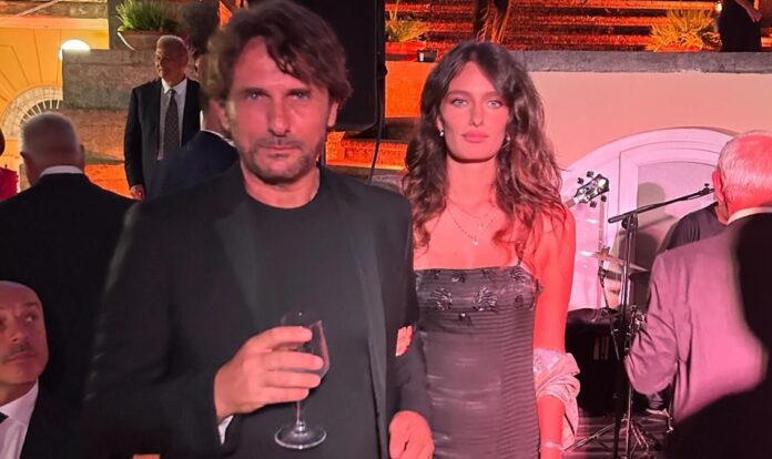 Licia Colò mostra orgogliosa la figlia 19enne Laila nell'abito da sera appartenuto alla nonna: ''Per me è molto toccante''