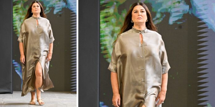 La mamma di Belen e Cecilia Rodriguez, Veronica Cozzani, debutta in passerella a 62 anni alla Milano Fashion Week: guarda