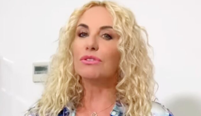 ''Ho vissuto la malattia come un segnale'': Antonella Clerici parla dell'intervento d'urgenza e spiega come si vestirà a Sanremo 2025