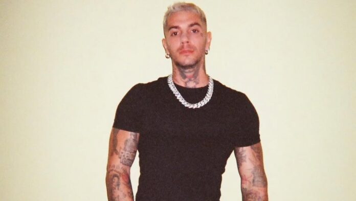 ''Preferisco non partecipare'': il rapper Emis Killa si ritira da Sanremo dopo la notizia-bomba del Corriere della Sera