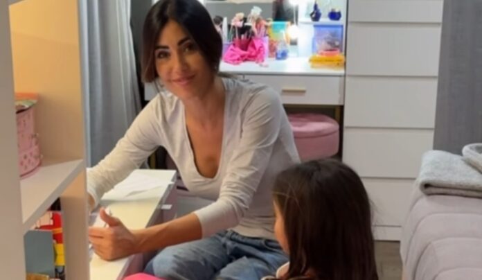 Federica Nargi studia inglese con la figlia Beatrice