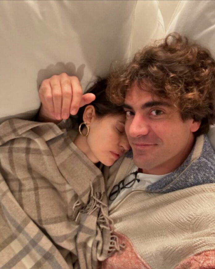 ''Alessandro mi sostiene col suo amore incondizionato'': Bianca Balti, nuove foto col fidanzato e la ''condanna'' della malattia