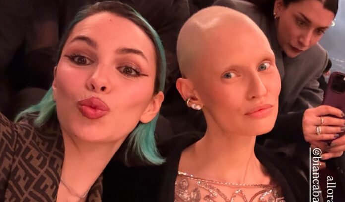 Bianca Balti torna in Italia a due settimane da Sanremo per la Fashion Week: a Milano con le amiche vip carica di energia