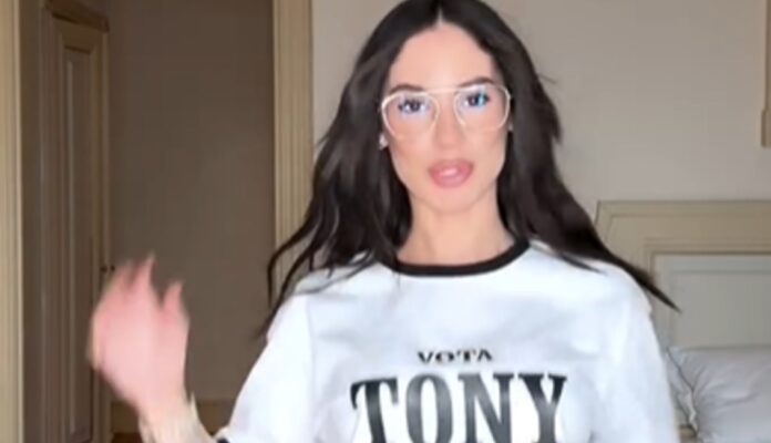 Giulia De Lellis a Sanremo con la maglietta 'Vota Tony'