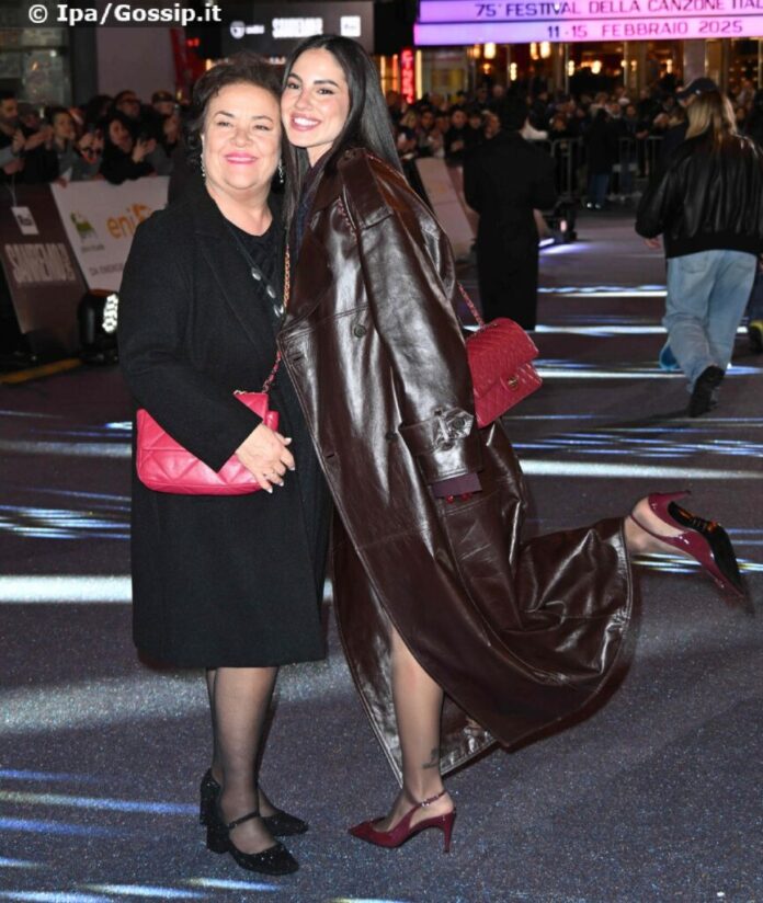 Giulia De Lellis e la mamma del fidanzato Tony Effe insieme a Sanremo: con la ''suocera'' c’è armonia, foto
