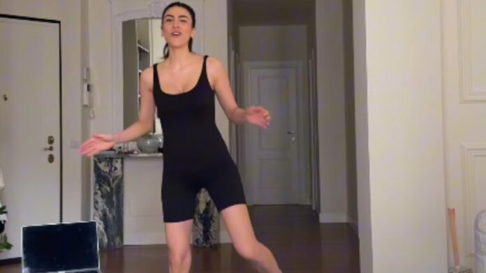 Giulia Salemi: allenamento post parto in casa Giulia Salemi torna ad allenarsi a un mese e mezzo dal parto e sceglie di farlo in casa: ''Me l'ha detto la mia osteopata''