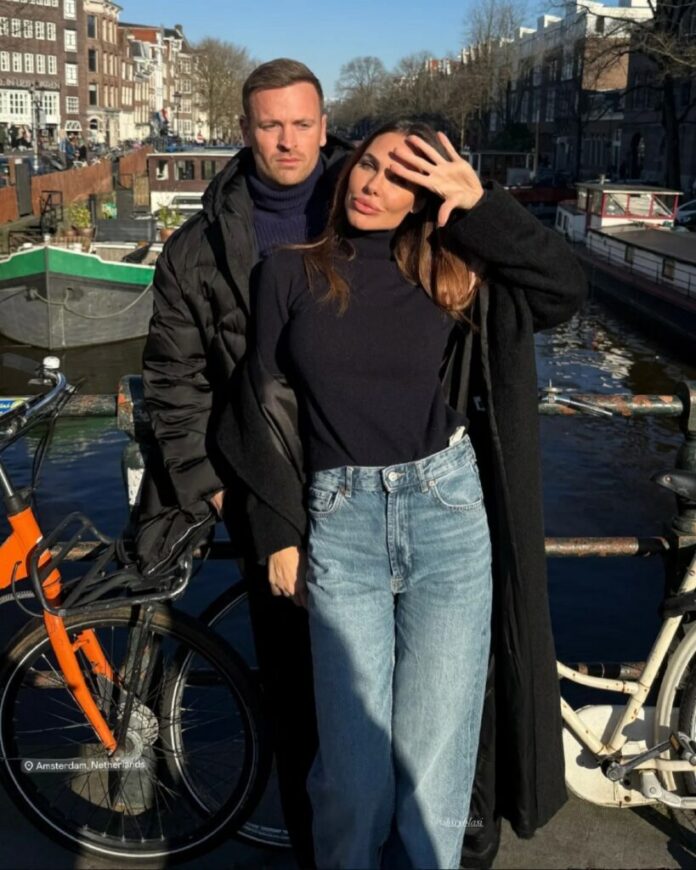 Ilary Blasi vola ad Amsterdam con il compagno Bastian Muller e la figlia Chanel: le foto