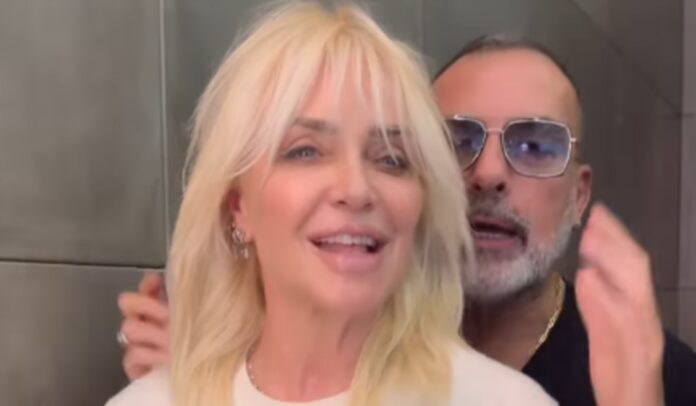 Paola Barale dal parrucchiere con il cagnolino per un nuovo look