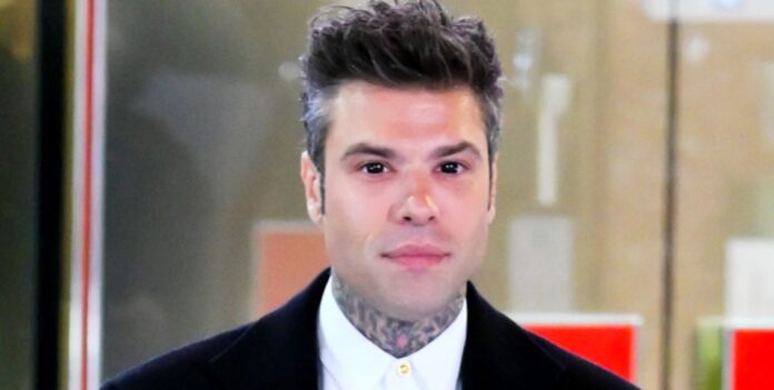 Pupille dilatate e di colore nero: fan preoccupati e stupiti dallo sguardo di Fedez sul primo red carpet di Sanremo, foto