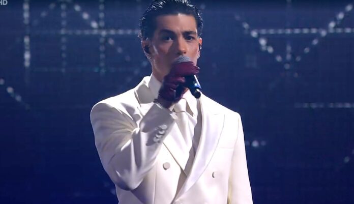 Tony Effe sorprende a Sanremo con il look total white e tutti i tatuaggi coperti: guarda