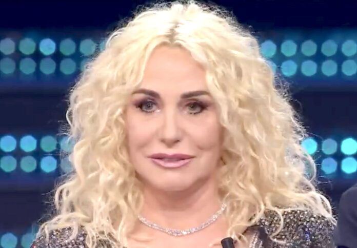 Antonella Clerici in lacrime sul palco dell’Ariston, il tributo a Frizzi la colpisce al cuore