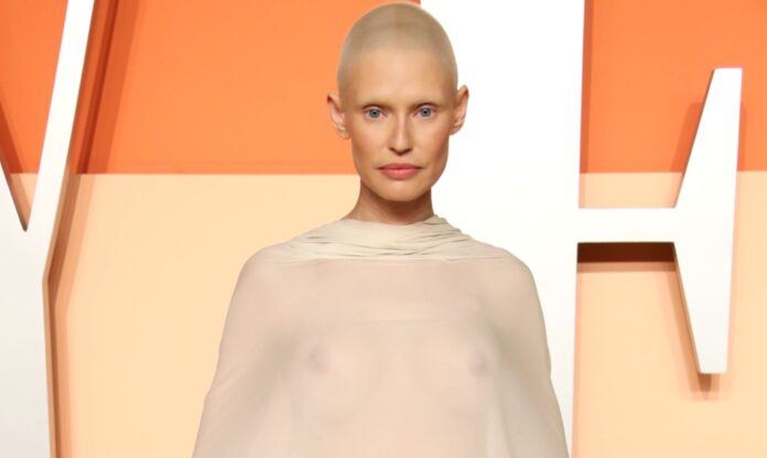 Bianca Balti stupisce sul red carpet a Los Angeles col seno a vista e le sopracciglia decolorate dopo la chemio: guarda