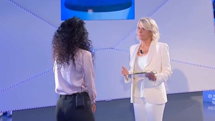 Maria legge gli sms e lui la ferma