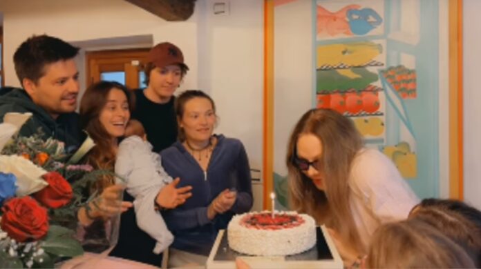 Ornella Muti con tutti i figli e nipoti a pranzo per i suoi 70 anni: si vede anche il futuro marito di Naike, guarda