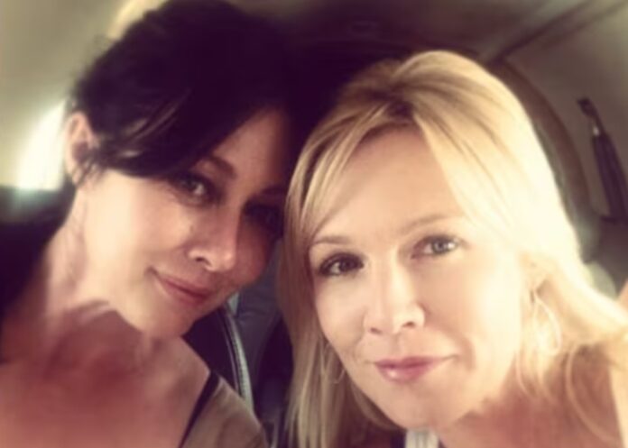 ''E’ sbagliato'': Jennie Garth contro gli Oscar dopo l’esclusione di Shannen Doherty dai tributi