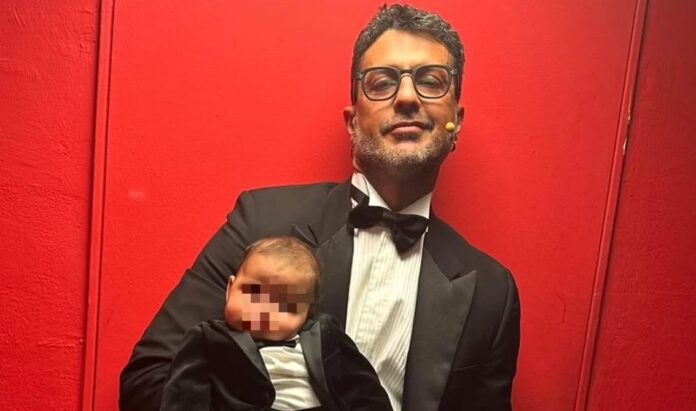 Fabrizio Corona e il figlio di 2 mesi e mezzo Thiago con lo stesso smoking abbinato allo spettacolo teatrale: guarda