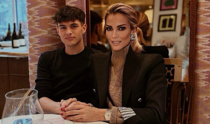 Il figlio di Roberta Ruiu compie 18 anni: la festa con la mamma ex cantante delle 'Lollipop', oggi esperta di moda, foto