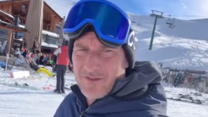 Francesco Totti prende lezioni di sci da Max Biaggi