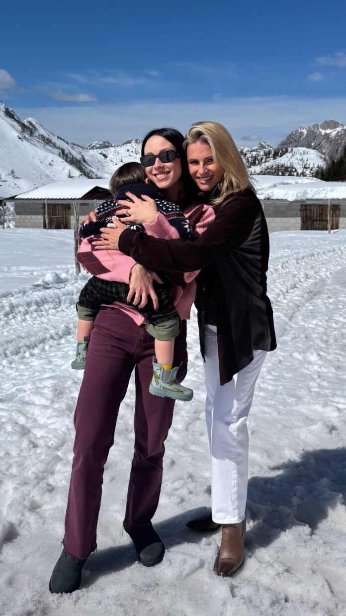Aurora Ramazzotti festeggia 2 anni del figlio Cesare in montagna con mamma Hunziker, futuro marito, sorelline e miglior amico: foto