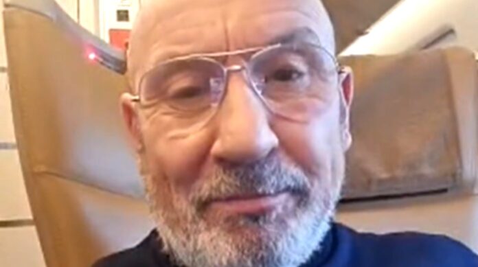 ''Sono undici anni che non parlo coi miei figli grandi'': il comico Maurizio Battista fa una confessione sulle sue 'sofferenze'