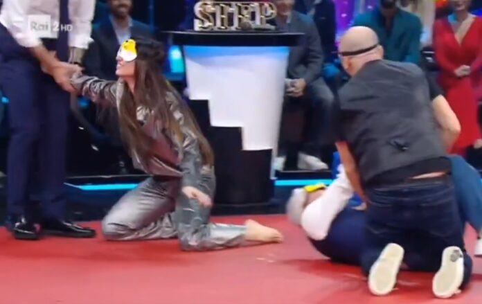 Lorella Boccia tocca per sbaglio le parti intime di Stefano De Martino in tv: scenetta esilarante e imbarazzo in studio