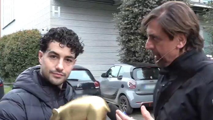 ''Sono stonato e non so cantare? Scanu non ha tutti i torti'': Tony Effe ammette le carenze canore mentre riceve il Tapiro di Striscia