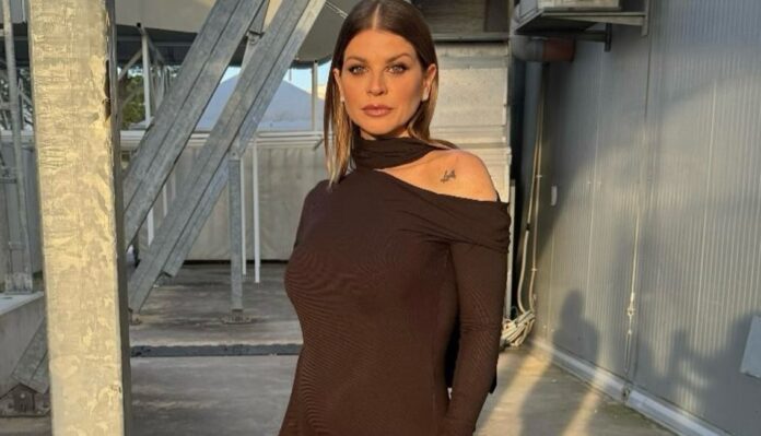 Alessandra Amoroso col pancino di 4 mesi negli studi di 'Amici': dalla seconda mamma Maria De Filippi in attesa del parto a settembre