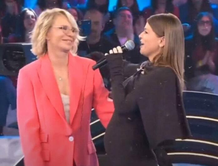 ''Di botto mi ha chiesto se fossi incinta'': Alessandra Amoroso rivela come Maria De Filippi ha capito della sua gravidanza