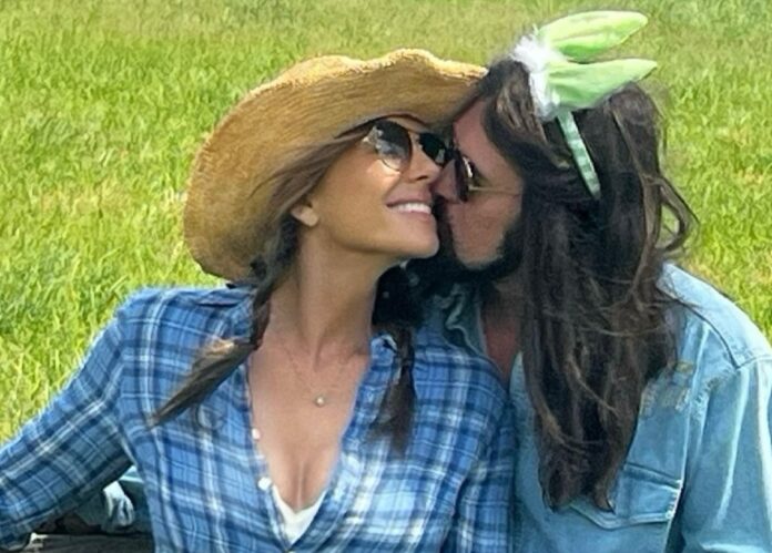 Il padre di Miley Cyrus e l’attrice Elizabeth Hurley sono una coppia? La foto fa scattare i gossip