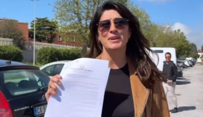 ''Ci hanno rubato tutto'': Elisa Isoardi mostra la denuncia dopo il furto di telefono, carte di credito e documenti, cosa è successo